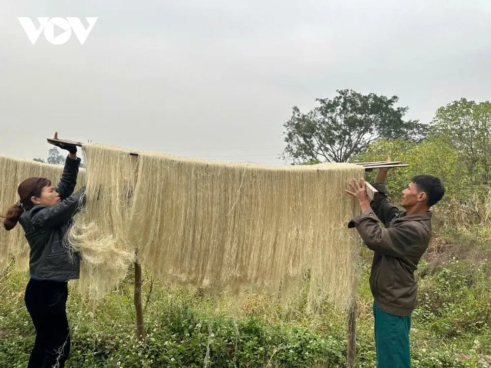 Sau khi hoàn thành các công đoạn, miến lại được được mang đi phơi khô lần nữa rồi đóng gói thành phẩm.