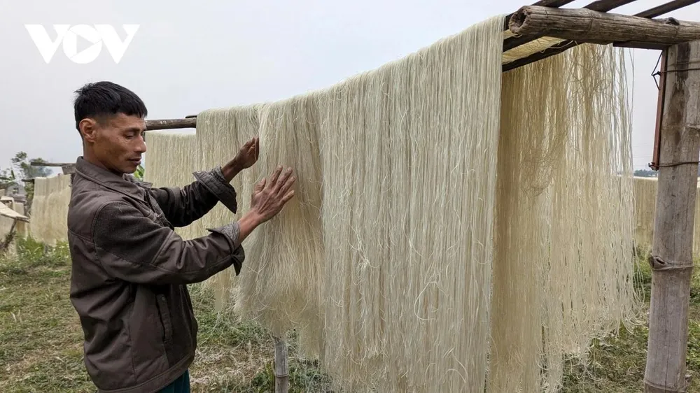 Nghề làm miến dong là nghề vất vả và phụ thuộc nhiều vào thời tiết, bởi khâu phơi miến rất quan trọng.