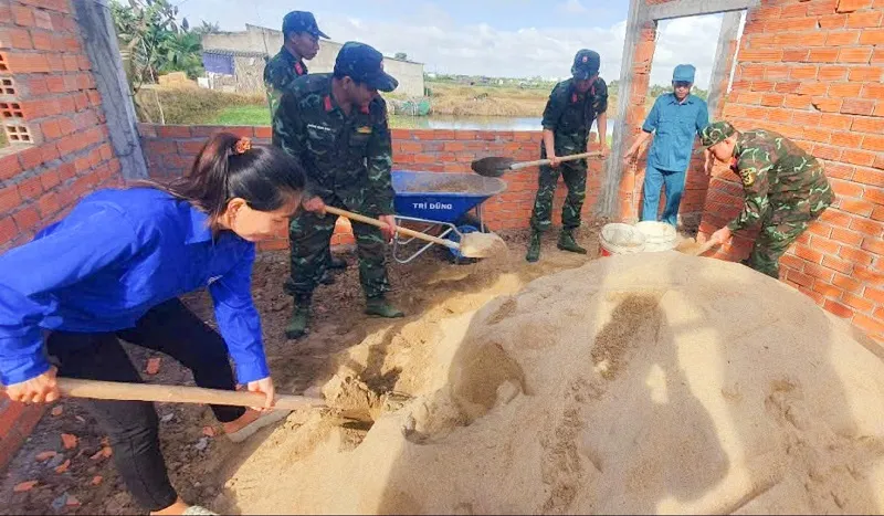 Các lực lượng tại cơ sở được huy động để hỗ trợ người dân xây nhà.jpg