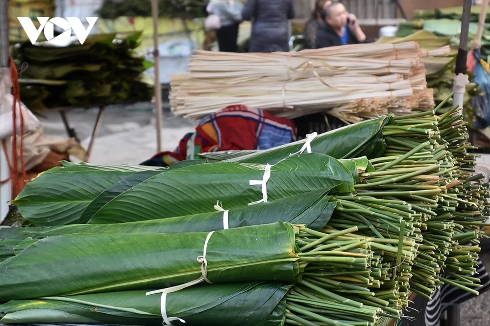 Những ngày giáp Tết, khu chợ tấp nập, nhộn nhịp khi người dân đổ về đây để mua lá dong, lạt gói bánh.