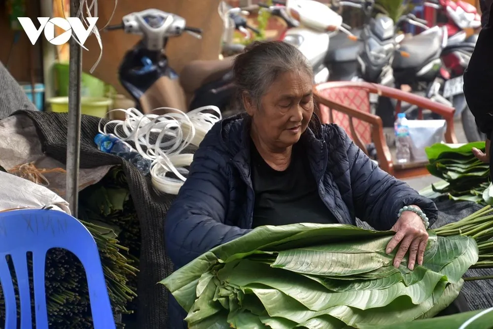 Theo những người bán, lá dong rừng gói bánh chưng luộc rền khi bóc bánh cho màu xanh đẹp mắt không nhạt màu như lá dong trồng.