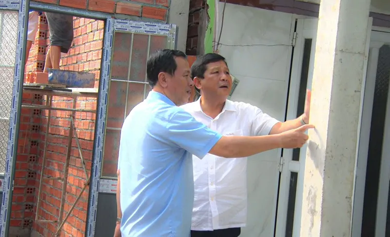 Lãnh đạo thị xã Vĩnh Châu kiểm tra trực tiếp côn tác xây dựng nhà ở cho người dân.jpg