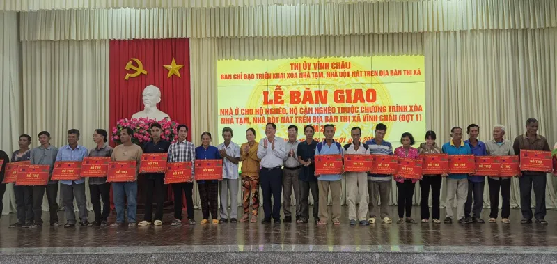 Lễ bàn giao nhà ở cho các hộ dân trên địa bàn thị xã Vĩnh Châu.