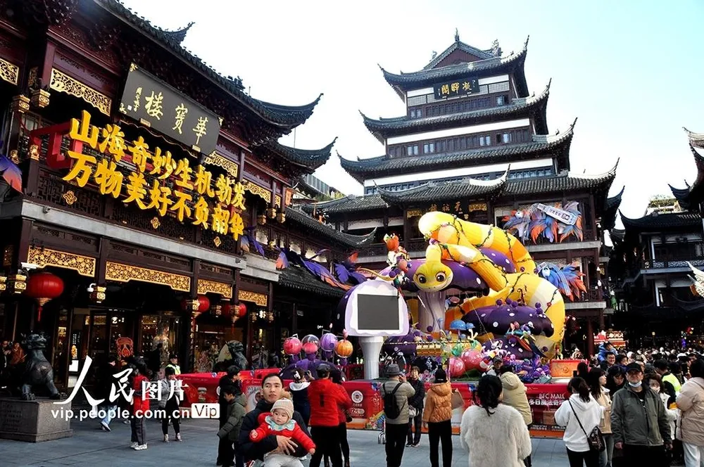 Đèn lồng rắn ở Dự Viên Thượng Hải. Ảnh: mạng Nhân Dân