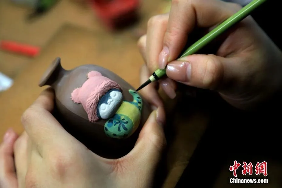 Hình tượng rắn được đưa lên đồ gốm ở huyện Vinh, Tứ Xuyên. Ảnh Chinanews