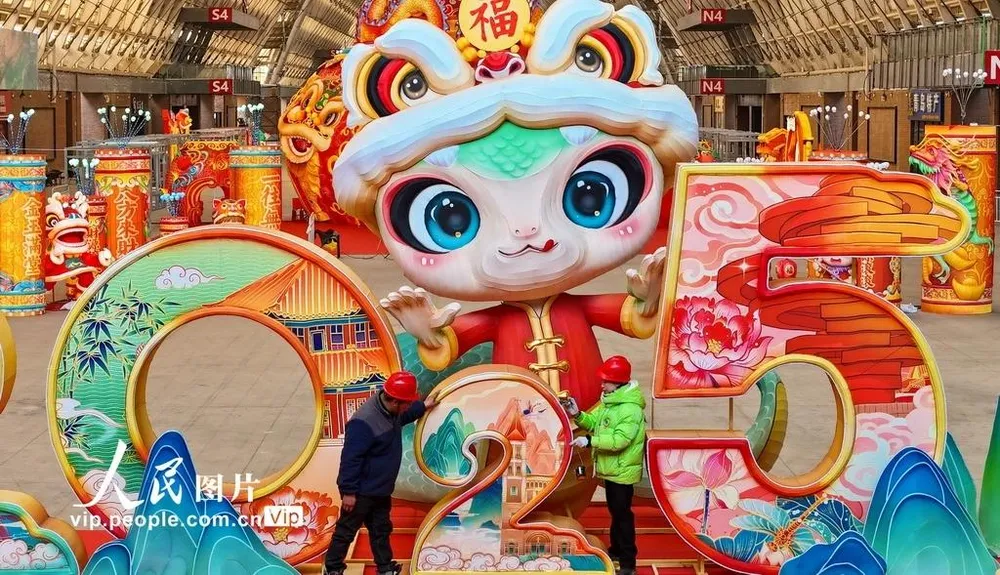 Hình tượng rắn trong lễ hội hoa đăng đón Tết ở Thanh Đảo, Sơn Đông. Ảnh: mạng Nhân Dân