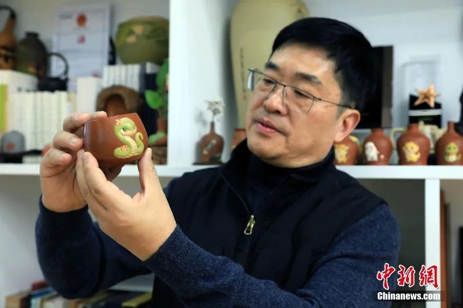 Nghệ nhân gốm là một chiếc cốc mang hình rắn. Ảnh: Chinanews