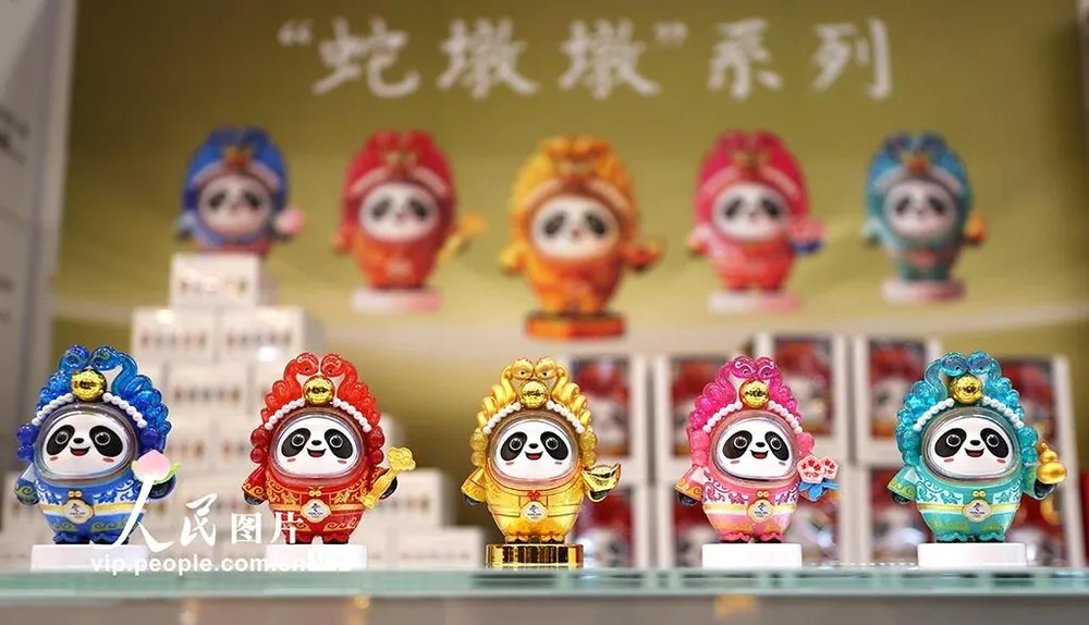 Phiên bản rắn của linh vật Olympic mùa Đông Bắc Kinh 2022. Ảnh: mạng Nhân Dân