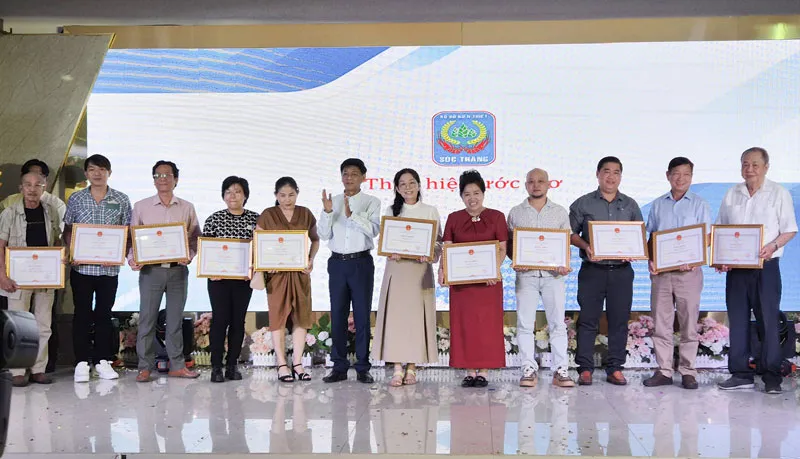 Bí thư Tỉnh uỷ Sóc Trăng Lâm Văn Mẫn trao giấy khen cho các tập thể, cá nhân