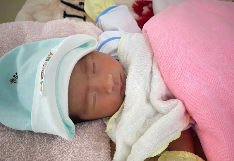 Vượt qua cơn nguy kịch, bé trai 3kg cất tiếng khóc chào đời.jpg