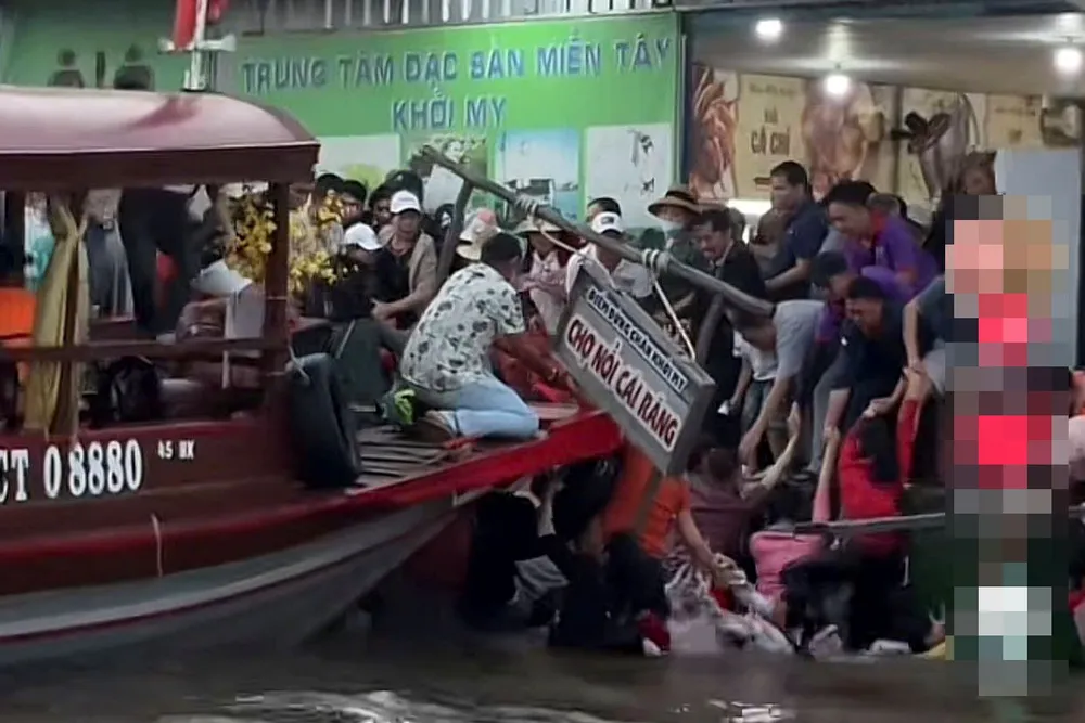Hình ảnh du khách rơi xuống sông ở chợ nổi Cái Răng