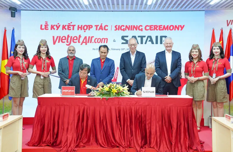 Phó Tổng giám đốc Vietjet Nguyễn Đức Thịnh (trái) và Giám đốc Thương mại của Satair, ông Paul Lochab (phải) đại diện hai bên ký kết thoả thuận thỏa thuận dài hạn sử dụng Dịch vụ vật tư tích hợp (Integrated Material Services - IMS) cho đội bay Airbus của Vietjet