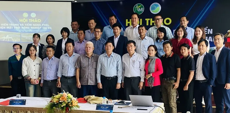 25-2 Các đại biểu chụp hình lưu niệm tại hội thảo.jpg