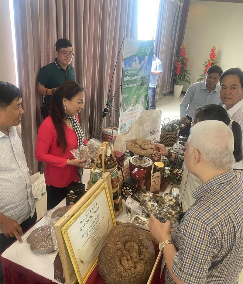 25-2 đại biểu tham quan các sản phẩm trưng bài bền hành lang hội thảo.jpg