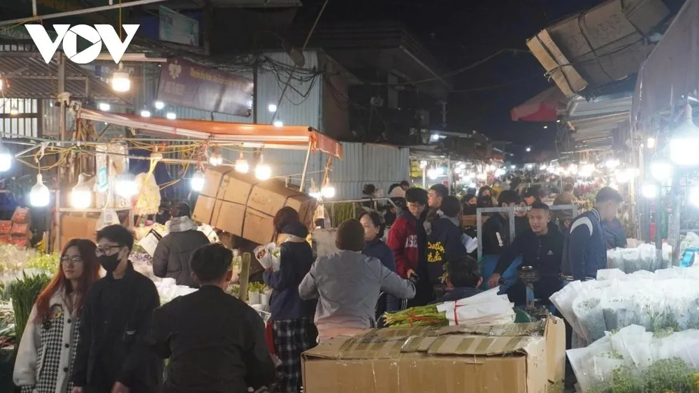 Chợ hoa Quảng An (Tây Hồ, Hà Nội) là chợ đầu mối cung cấp hoa tươi lớn nhất Thủ đô Hà Nội. Chợ hoa trở nên sôi động hơn khi ngày Quốc tế Phụ nữ 8/3 cận kề.