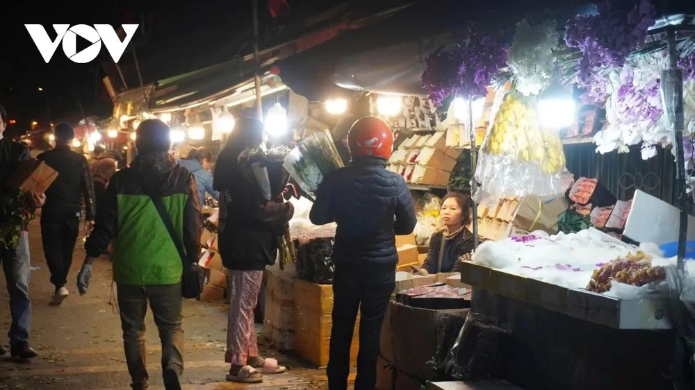 Càng về đêm, lượng người đổ về chợ hoa càng đông. Chợ hoa bắt đầu nhộn nhịp từ 23h đêm và kéo dài đến 5h sáng. Suốt đêm, chợ vẫn mở cửa, nhưng thời điểm sầm uất nhất từ 0h-2h sáng.