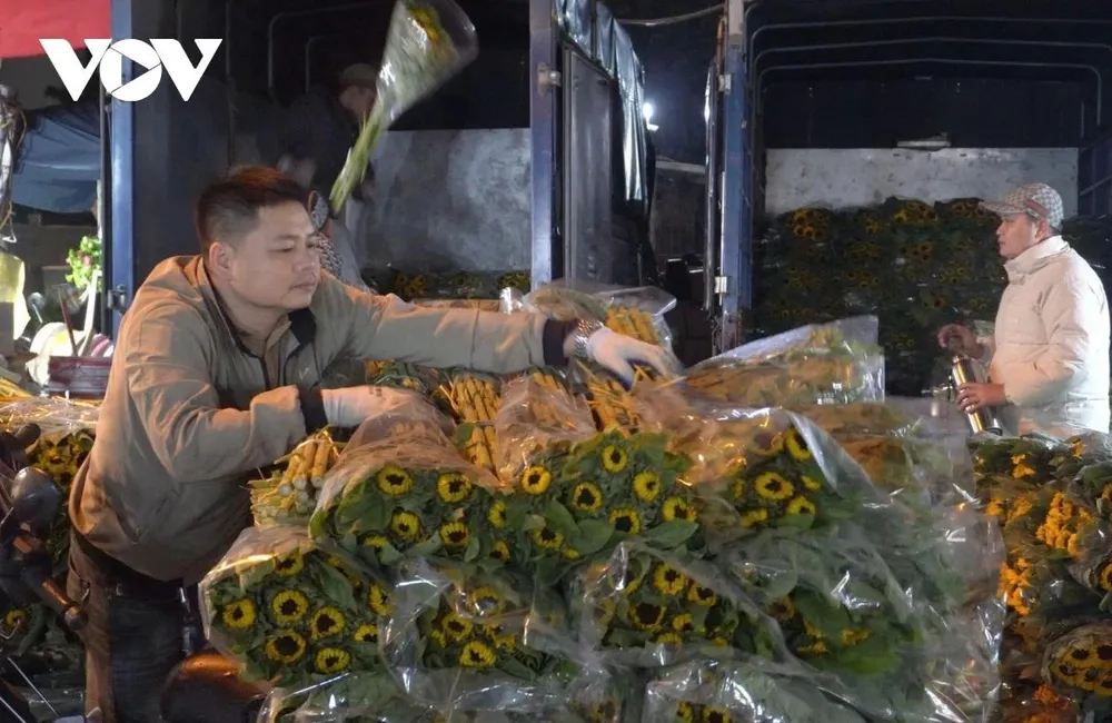 Anh Nguyễn Văn Tới, một tiểu thương bán hoa lâu năm tại chợ Quảng An cho biết: “Năm nay thời tiết thuận lợi nên các loại hoa phát triển tốt, giá cả bình ổn, người trồng hoa rất phấn khởi”.