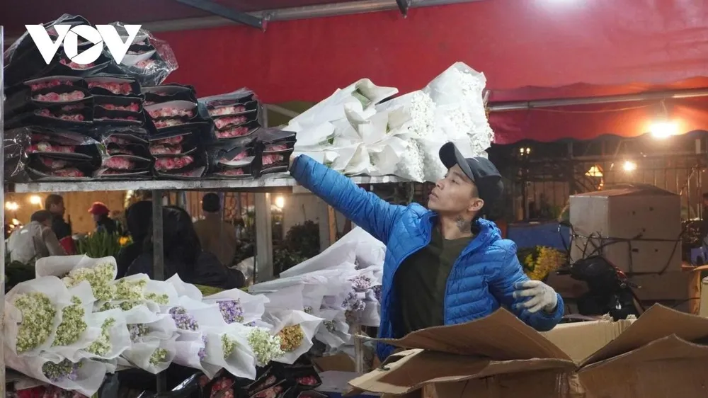Để phục vụ cho nhu cầu mua sắm tăng cao trước và trong ngày 8/3, các tiểu thương đã nhập về lượng hoa cao gấp 2-3 lần so với ngày thường.
