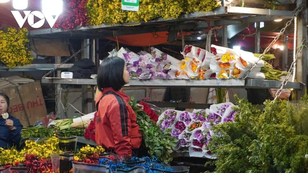 Từ nhiều năm nay, chợ hoa Quảng An là địa chỉ mua hoa được nhiều người tìm đến vào các dịp lễ, Tết bởi mẫu mã hoa đa dạng, phong phú. Hoa phần lớn được chuyển đến từ các vùng trồng hoa nổi tiếng như Tây Tựu, Đông Anh, Mê Linh… với mức giá hợp lý để người dân lựa chọn.