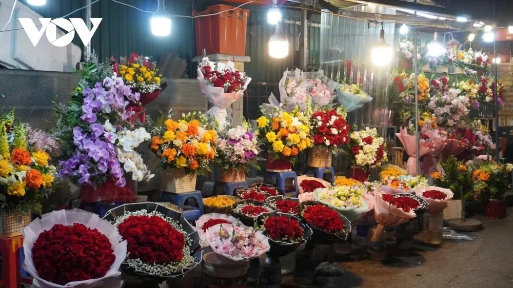 Giá hoa tại đây cũng khá đa dạng. Các bó hoa được gói sẵn có mức giá từ 300.000 - 500.000 đồng/bó, những bó hoa cao cấp có giá từ 800.000 - 2.000.000 đồng/bó, tùy vào loại hoa và cách trang trí bó hoa. Mặc dù giá hoa tăng cao hơn mọi khi nhưng sức mua trong những ngày này vẫn rất lớn.