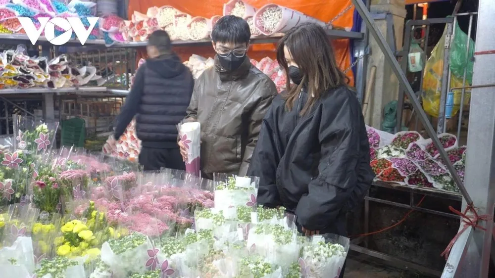 Nhiều bạn trẻ đến đây chọn, mua những bó hoa tươi thắm để tặng cho bạn bè, người thân dịp lễ 8/3. Chị Nguyễn Ánh Tuyết (22 tuổi, Đan Phượng) chia sẻ: “Em thường xuyên tới mua hoa tại chợ Quảng An đặc biệt là các dịp lễ, Tết vì đây là chợ đầu mối lớn nên giá hoa phù hợp với học sinh, sinh viên”.