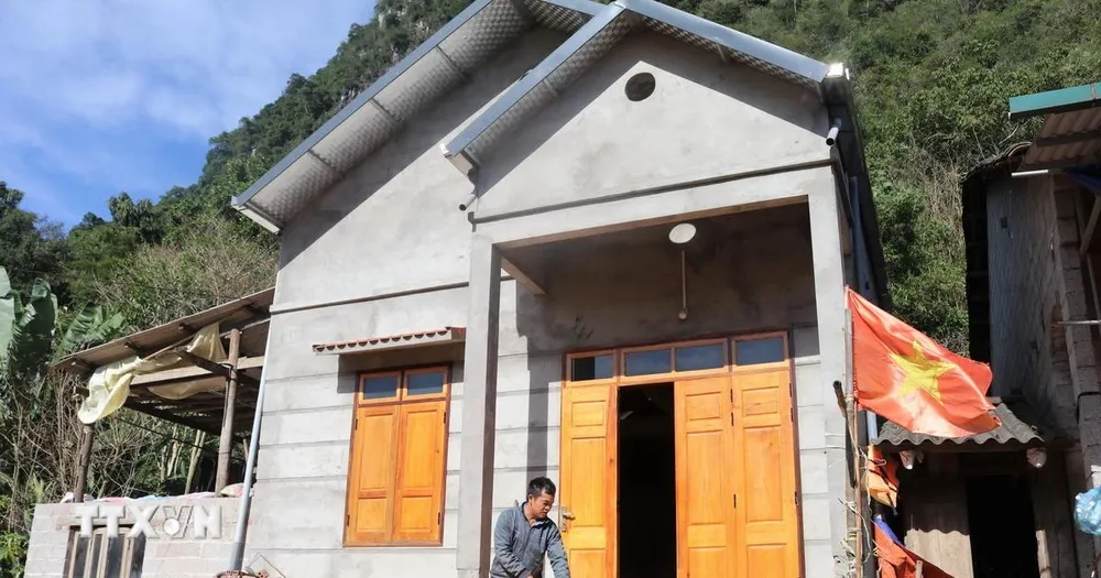 Gia đình ông Nông Hoàng Quỳnh tại xóm Kéo Si, thị trấn Thanh Nhật, huyện Hạ Lang, tỉnh Cao Bằng, được hỗ trợ xây nhà mới từ Chương trình xóa nhà tạm, nhà dột nát. (Ảnh: Chu Hiệu/TTXVN)