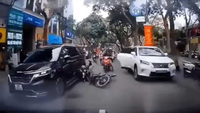 Ô tô Lexus mở cửa hất văng tài xế xe máy có thể bị phạt 22 triệu đồng