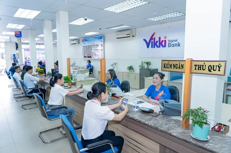 Hình 3_ Khách hàng thực hiện giao dịch tại Điểm giao dịch Ngân hàng Số Vikki - Bà Chiểu.jpg