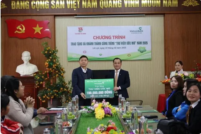 Ông Đặng Hoàng Lương (bên phải), Phó Giám đốc - Chủ tịch CĐCS Vietcombank Chí Linh trao tặng công trình “Thư viện mơ ước” cho trường Tiểu học Lê Lợi, thành phố Chí Linh