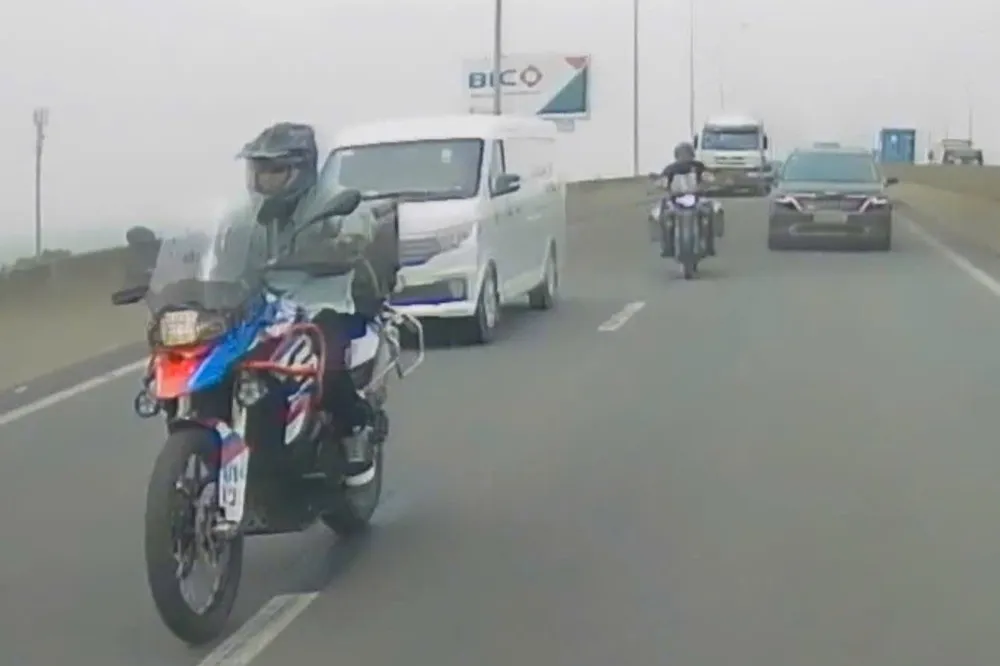 Cảnh sát giao thông truy tìm 2 xe phân khối lớn ngang nhiên chạy trên cao tốc