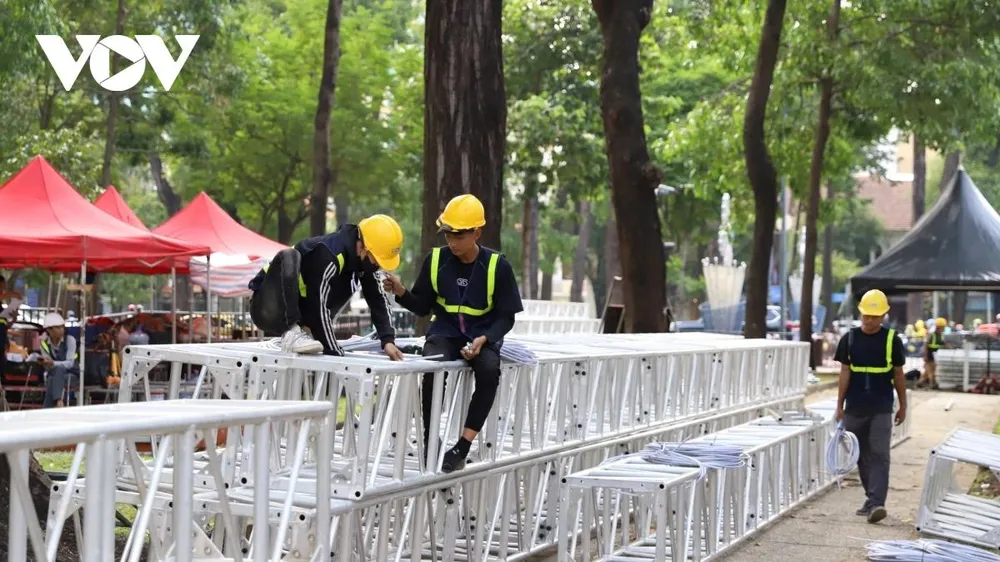 Khu vực này sẽ thi công các hạng mục kỹ thuật và lắp dựng khán đài B, C, khu hậu cần; lắp dựng khán đài khối nền; lắp dựng khán đài A và nhà bạt khán đài A.