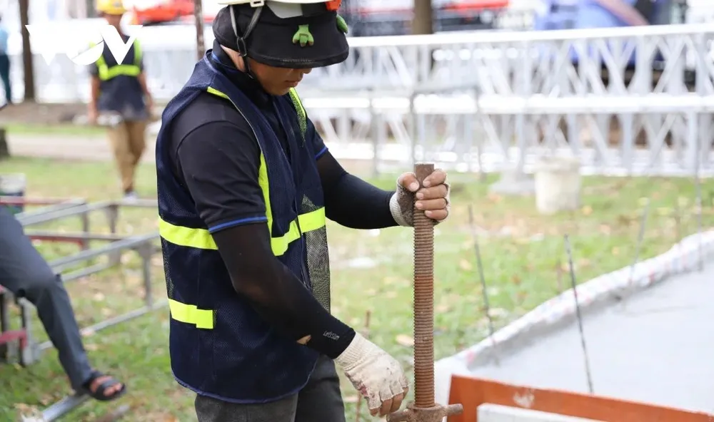 Công nhân miệt mài làm việc trong thời tiết nắng gắt