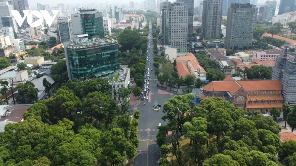 Trong giai đoạn 3, các công nhân sẽ thi công tại trục đường Lê Duẩn (đoạn từ vòng xoay Công xã Paris đến trước Thảo Cầm Viên). Từ ngày 17/4, dải phân cách trên trục đường này sẽ được thu hồi để tổng duyệt.