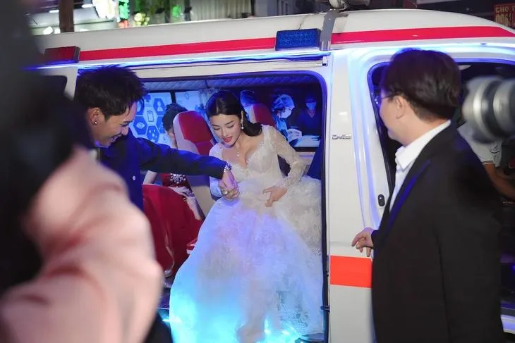 PHẢN CẢM: Ê kíp sử dụng xe cứu thương còi hụ để ra mắt phim Âm dương lộ