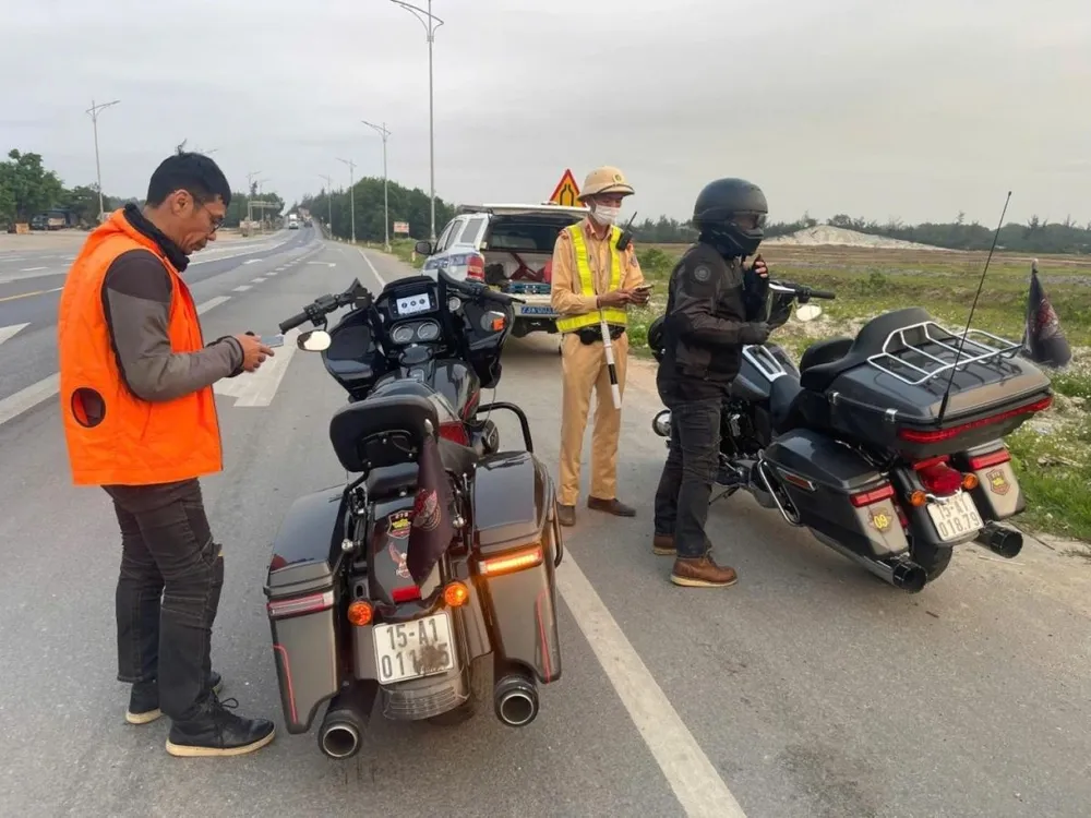 Cảnh sát giao thông đón dừng nhóm người đi xe phân khối lớn trên Quốc lộ 1A