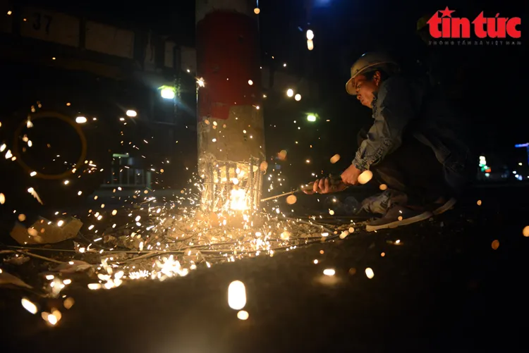 Nhóm công nhân xuyên đêm thu hồi trụ điện trên đường Dương Quảng Hàm.