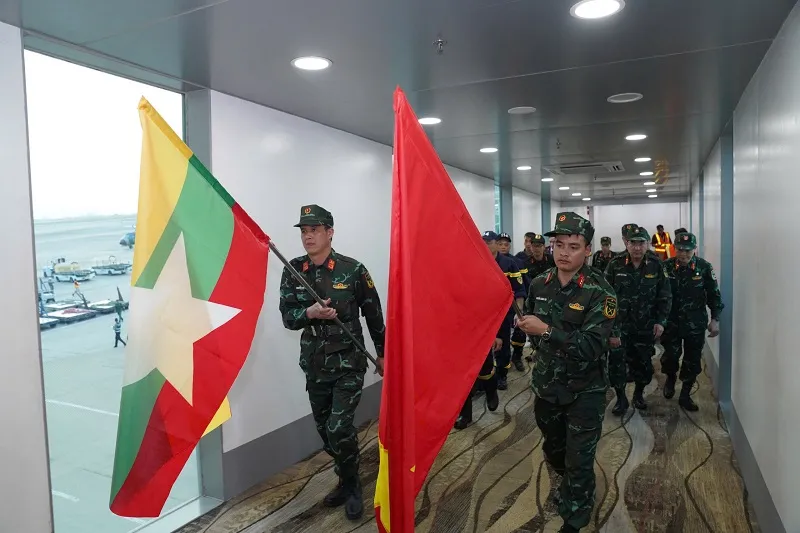 Các chiến sĩ công an và quân đội Việt Nam tại sân bay Yangon