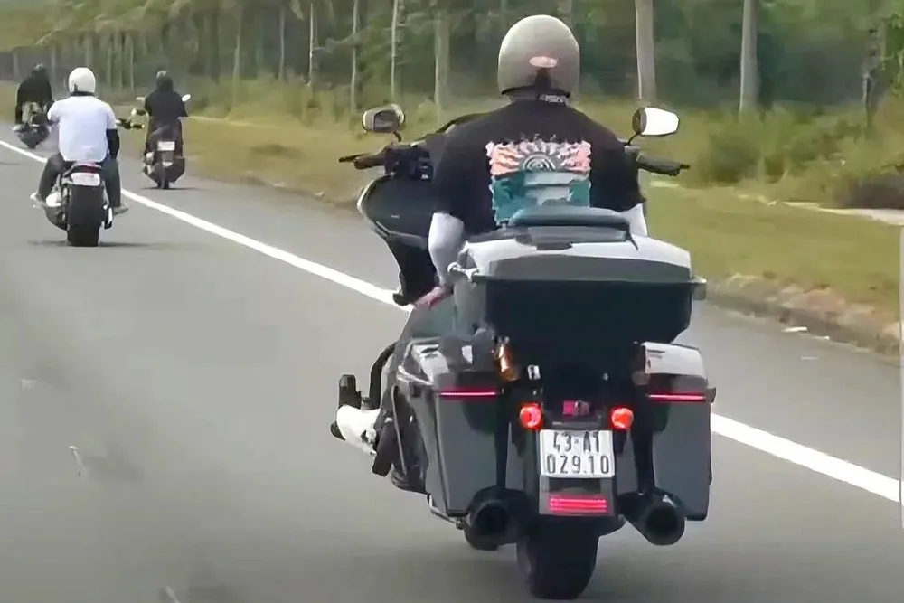 Một người điều khiển mô tô phân khối lớn buông cả 2 tay khi lưu thông trên đường (Ảnh cắt từ clip). 