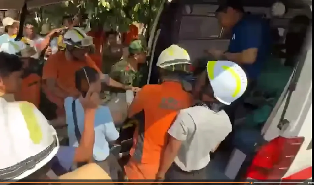 Khoảnh khắc vỡ òa đoàn cứu hộ Việt Nam cứu sống nạn nhân Myanmar bị chôn vùi 124 giờ