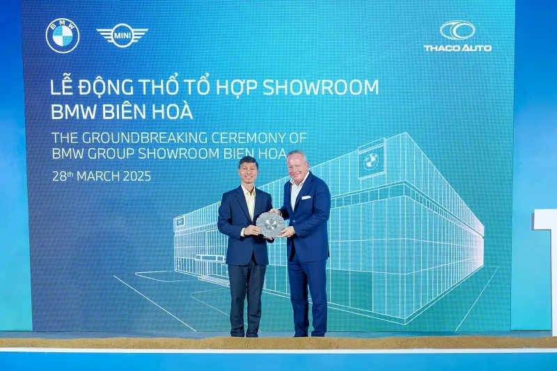 Lãnh đạo THACO AUTO trao quà lưu niệm cho Ông Jean-Philippe Parain – Phó Chủ tịch cấp cao BMW Châu Á - Thái Bình Dương.jpg