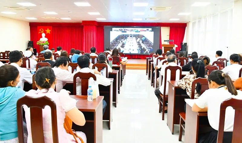 Đông đảo cán bộ, bác sĩ, nhân viên y tế tham dự buổi tập huấn.