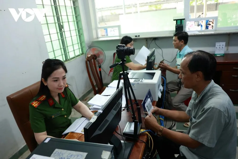 Hiện Công an TP.HCM đã mở 25 điểm để tiếp nhận trực tiếp hồ sơ đề nghị cấp đổi giấy phép lái xe để tạo điều kiện thuận lợi cho người dân. (Ảnh: Tỷ Huỳnh)