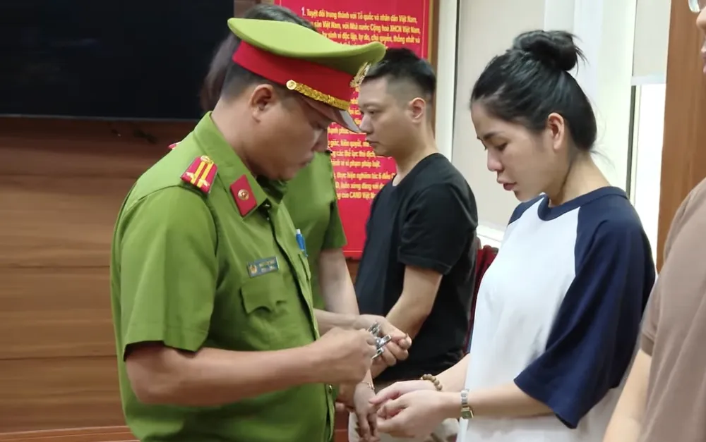 Công an thu hơn 24.000 hộp kẹo Kera của Hằng Du mục và Quang Linh Vlogs