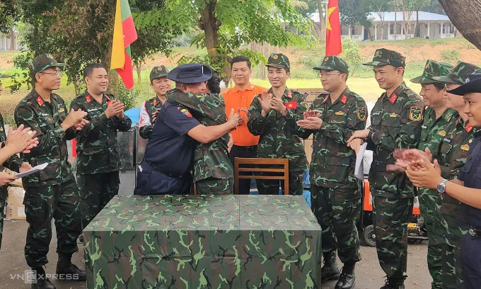 Đoàn cứu hộ Việt Nam trở về sau hơn 200 giờ tìm kiếm tại Myanmar