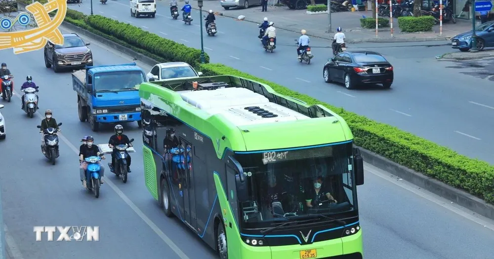Hà Nội lên lộ trình chuyển đổi xe buýt sang dùng năng lượng xanh trước ngày 15-4