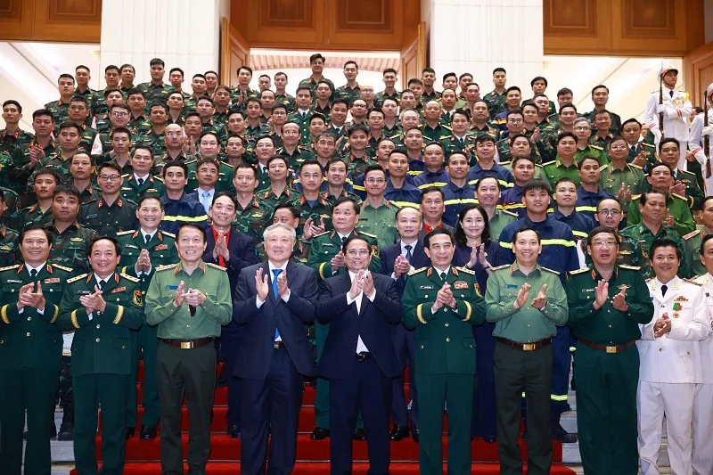 Lãnh đạo Chính phủ và các đơn vị, cá nhân tại lễ tuyên dương về thành tích tham gia cứu trợ nạn nhân động đất tại Myanmar