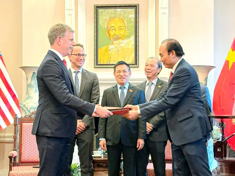 Phó Tổng giám đốc Vietjet Tô Việt Thắng (trái) và Tổng Giám đốc điều hành AV AirFinance Stephen Murphy (phải) ký kết thoả thuận hợp tác tổng trị giá 300 triệu USD phát triển đội bay dưới sự chứng kiến của Phó Thủ tướng Hồ Đức Phớc (giữa) và lãnh đạo cấp cao của Việt Nam.