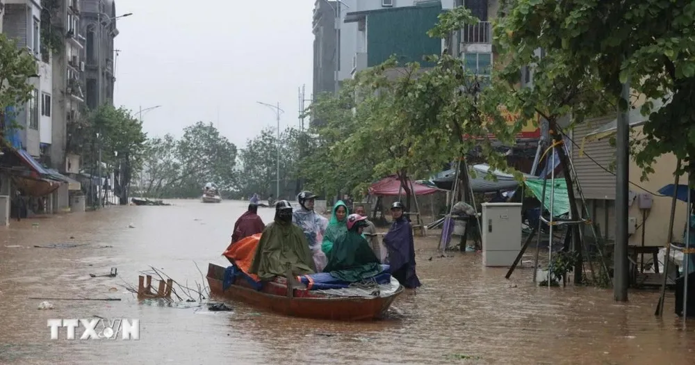 Nước sông Hồng gây ngập đường Chương Dương Độ, quận Hoàn Kiếm, sáng 11/9/2024. (Ảnh: Trần Việt/TTXVN) 