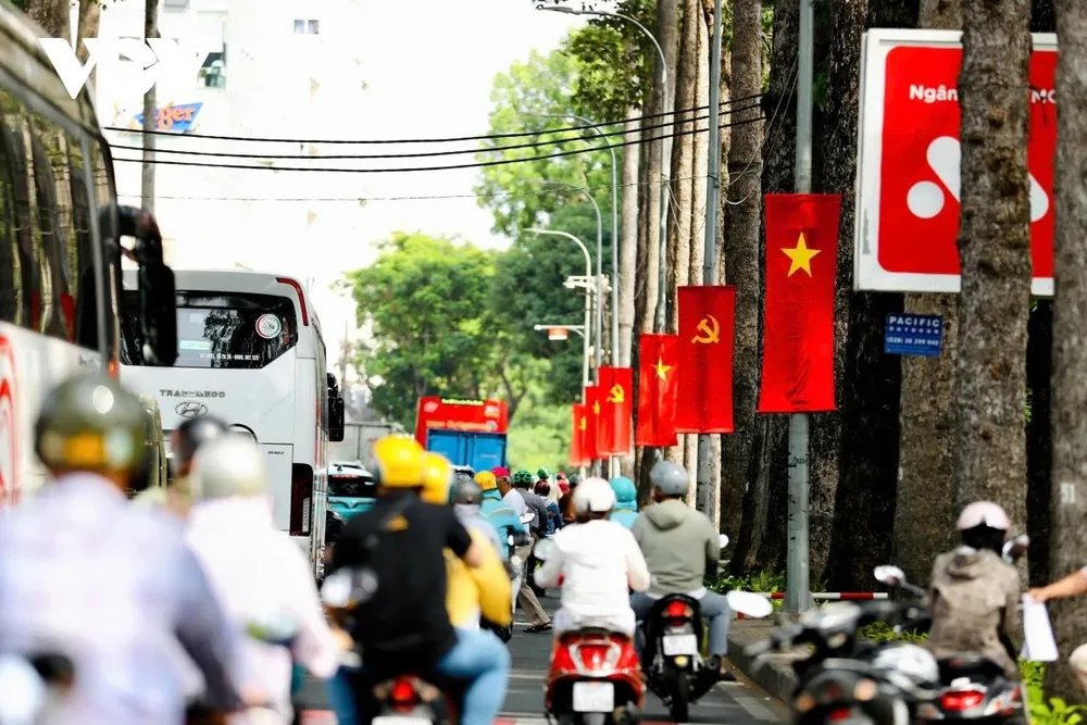 Từ những ngày cuối tháng 3, nhiều tuyến đường trên địa bàn TP.HCM như khoác lên mình trang phục mới, với sắc đỏ rực rỡ của cờ Đảng, cờ Tổ quốc.