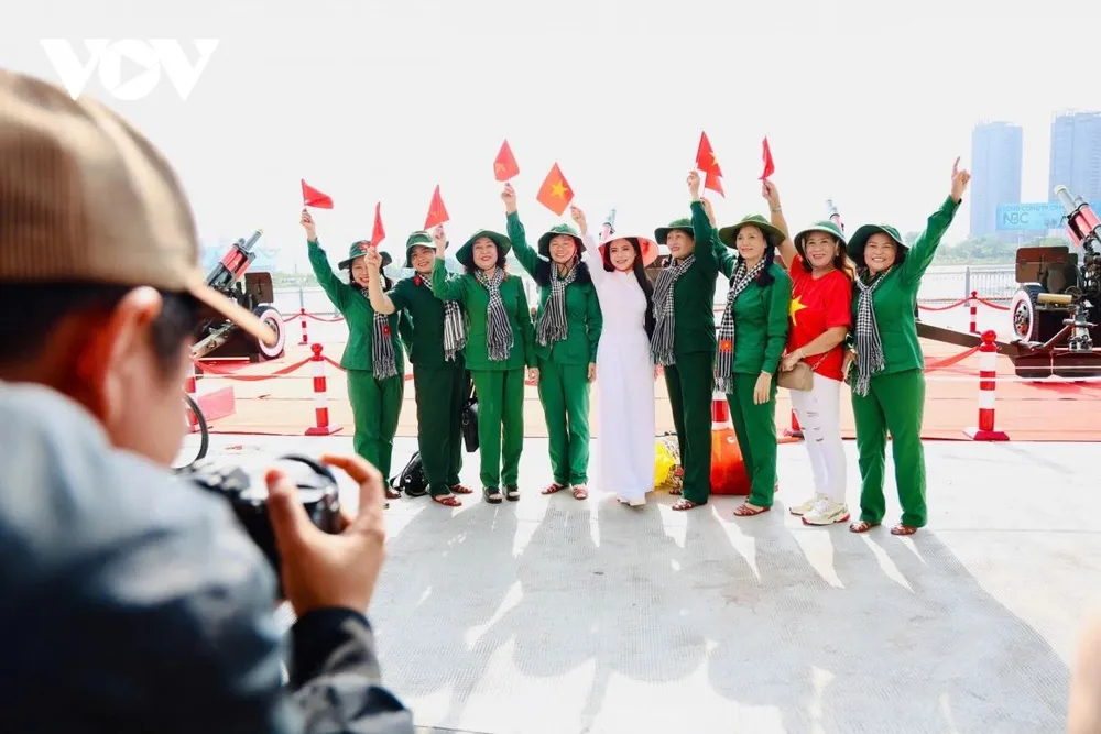 Nhiều người không quản ngại đường xa, thức dậy từ rất sớm, chuẩn bị trang phục để check - in tại các điểm đến, không gian mang đậm không khí ngày lễ 30/4.